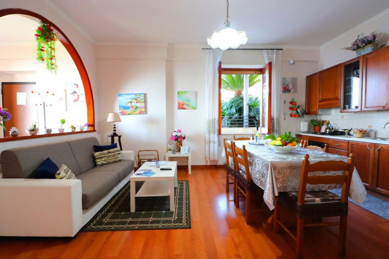 La Rosa Del Sud - De Vivo Realty Sorrento Apartment Bagian luar foto